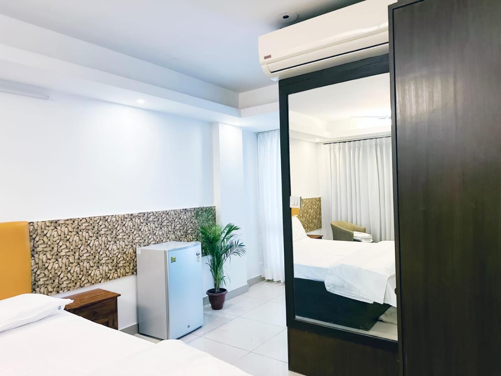 Hotel Blueberry Yeni Delhi Dış mekan fotoğraf
