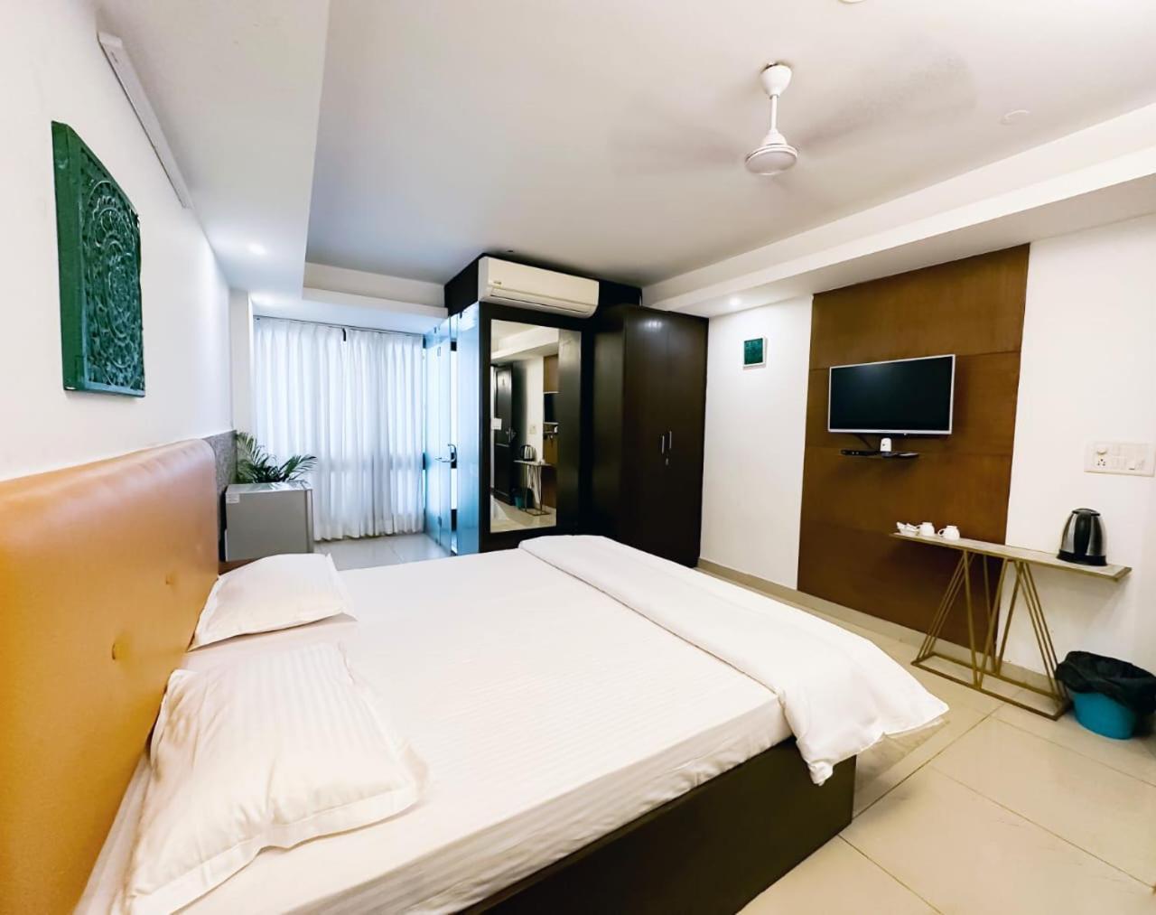 Hotel Blueberry Yeni Delhi Dış mekan fotoğraf