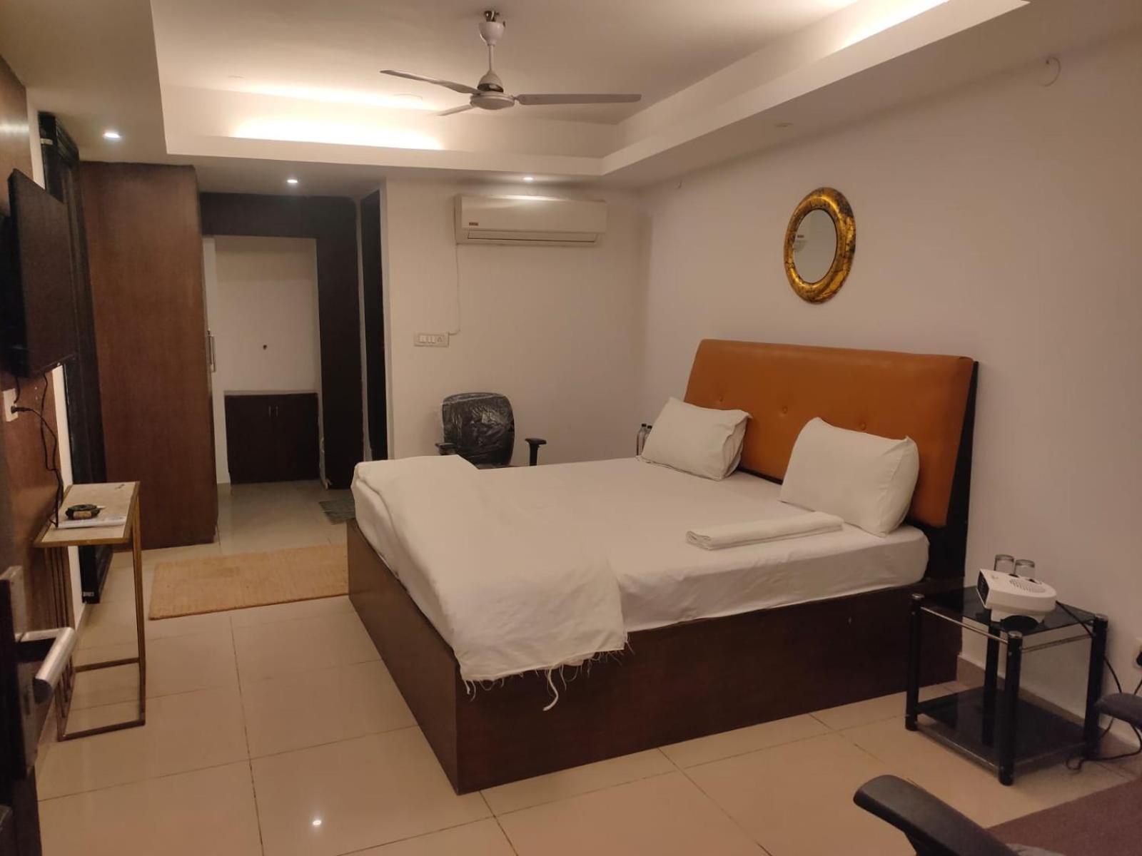 Hotel Blueberry Yeni Delhi Dış mekan fotoğraf