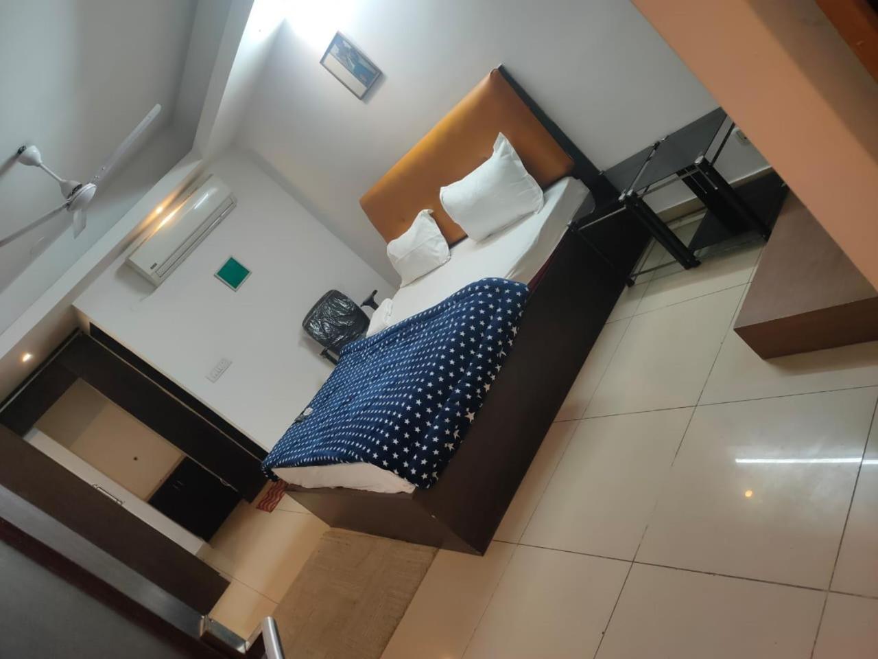 Hotel Blueberry Yeni Delhi Dış mekan fotoğraf