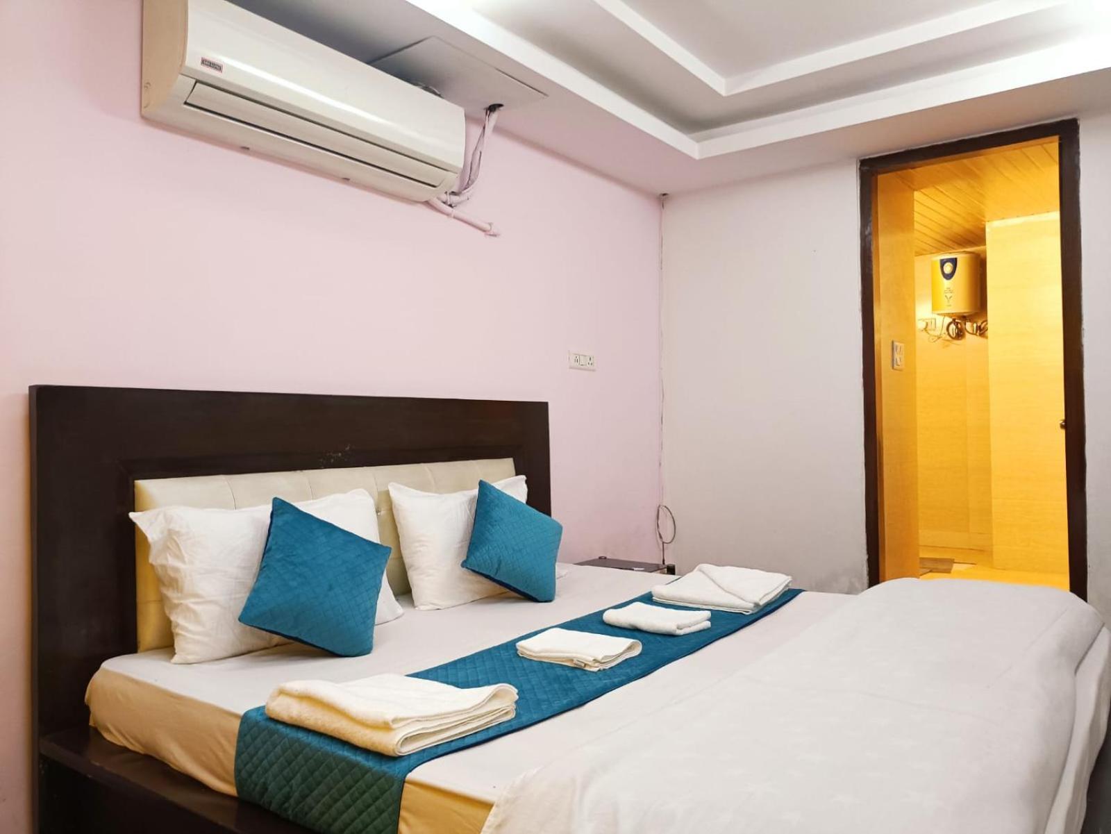 Hotel Blueberry Yeni Delhi Dış mekan fotoğraf